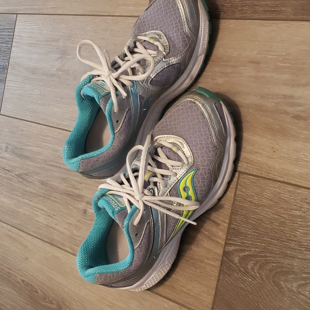 Womens Saucony running shoes